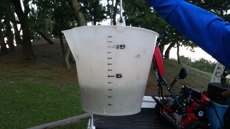 A bucket graduated in liters used for measuring clipping volume